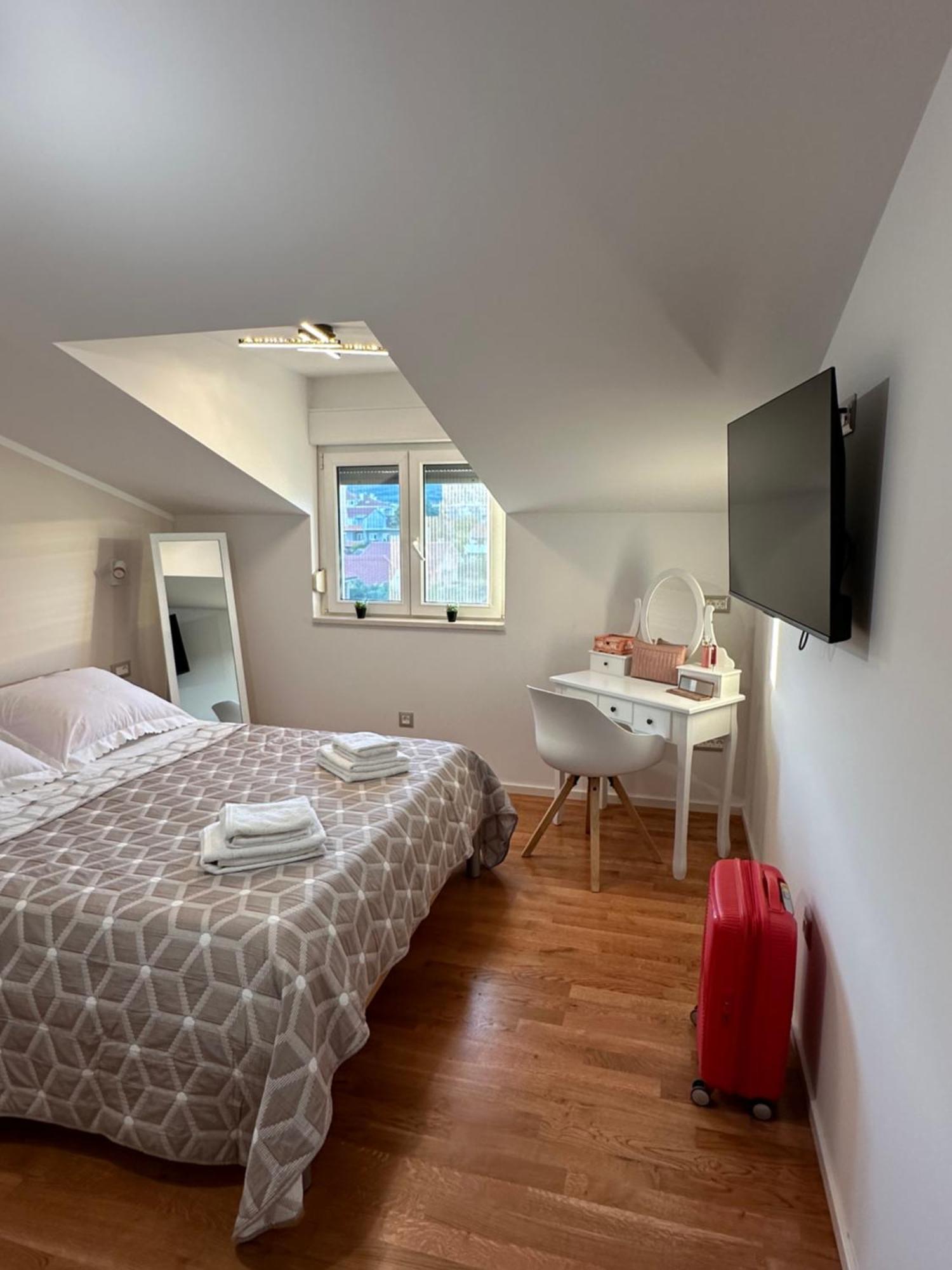 Bee House Suite - Brand New Apartment 100 M From Sea Kastela Ngoại thất bức ảnh